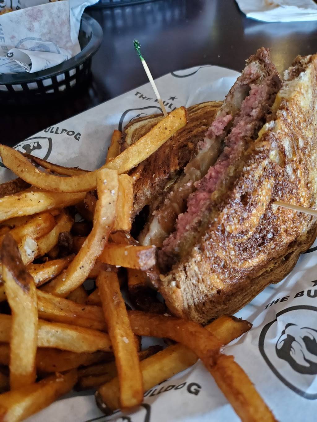 The Bulldog Uptown | restaurant | 2549 Lyndale Ave S, Minneapolis, MN 55403, USA | 6128728893 OR +1 612-872-8893
