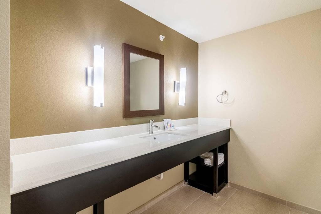 Comfort Suites Airport on Meridian | restaurant | 1100 S Meridian Ave, Oklahoma City, OK 73108, USA | 4058967583 OR +1 405-896-7583