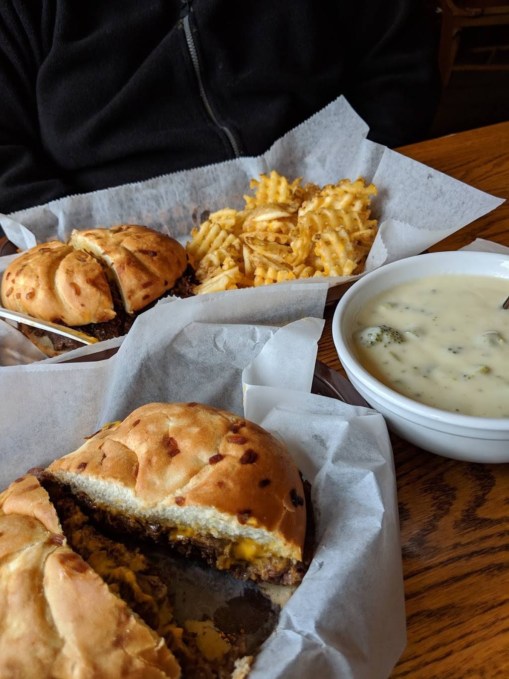 Twin Tavern | restaurant | 1028 S 4th St, DeKalb, IL 60115, USA | 8157587378 OR +1 815-758-7378