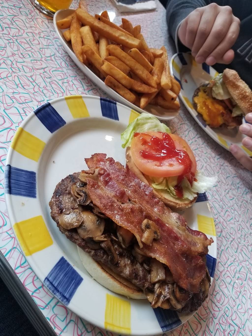 Wimpys Diner | restaurant | 14834 Yonge St, Aurora, ON L4G 1N2, Canada | 9058410038 OR +1 905-841-0038