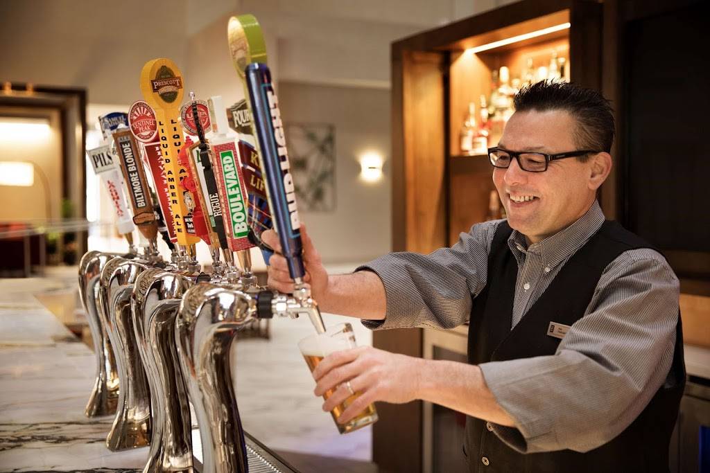 Salt River Tavern | restaurant | 10 E Thomas Rd, Phoenix, AZ 85012, USA | 6022221111 OR +1 602-222-1111