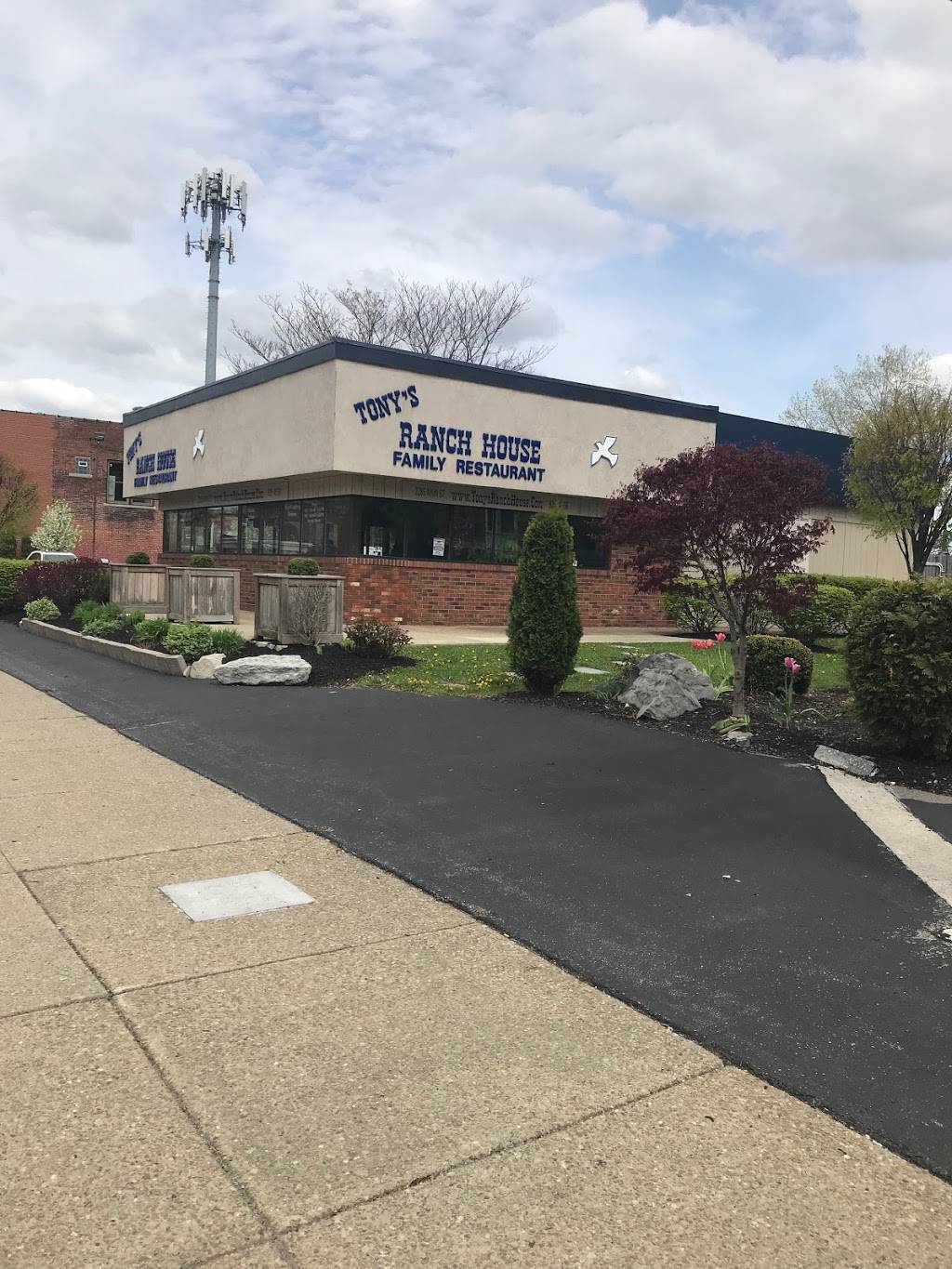Tonys Ranch House | restaurant | 2285 Main St, Buffalo, NY 14214, USA | 7168354358 OR +1 716-835-4358