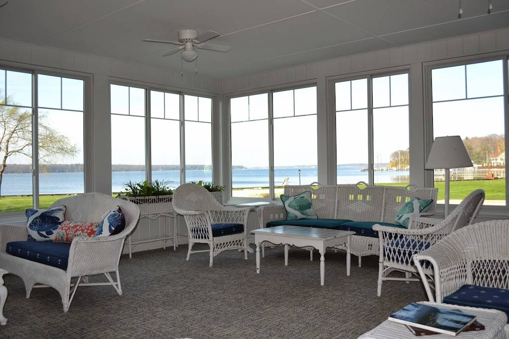 Buzzs Lakeside Inn | restaurant | 5700 N Scenic Dr, Whitehall, MI 49461, USA | 2318938315 OR +1 231-893-8315