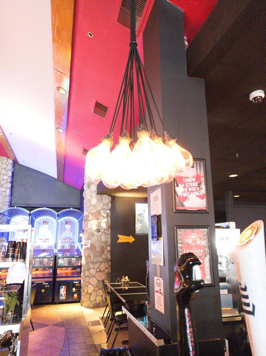 The HUB Stadium | restaurant | 2550 Innovation Dr, Auburn Hills, MI 48326, USA | 2483644000 OR +1 248-364-4000