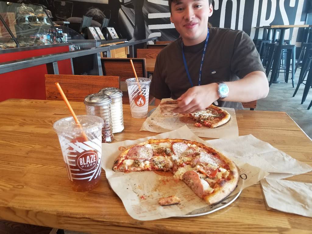 Blaze Pizza | meal takeaway | 6230 95th St, Oak Lawn, IL 60453, USA | 7082706059 OR +1 708-270-6059