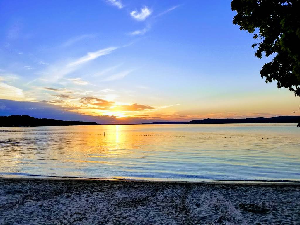 Hungry Tummy Corner Pub | restaurant | 236 S Benzie Blvd, Beulah, MI 49617, USA | 2318827038 OR +1 231-882-7038