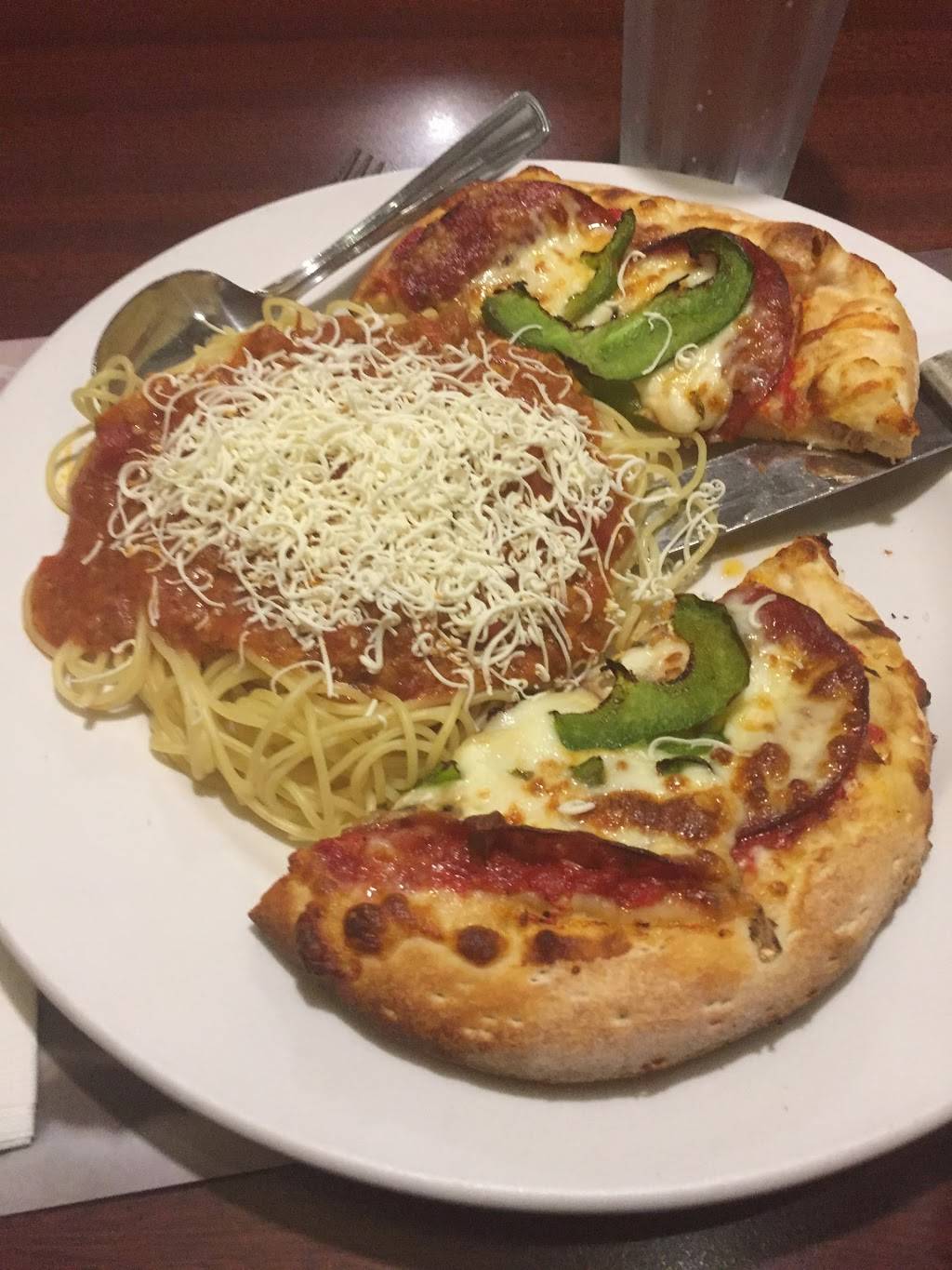 Mikes | restaurant | 12500 Rue Sherbrooke E, Pointe-aux-Trembles, QC H1B 1C9, Canada | 5146452840 OR +1 514-645-2840