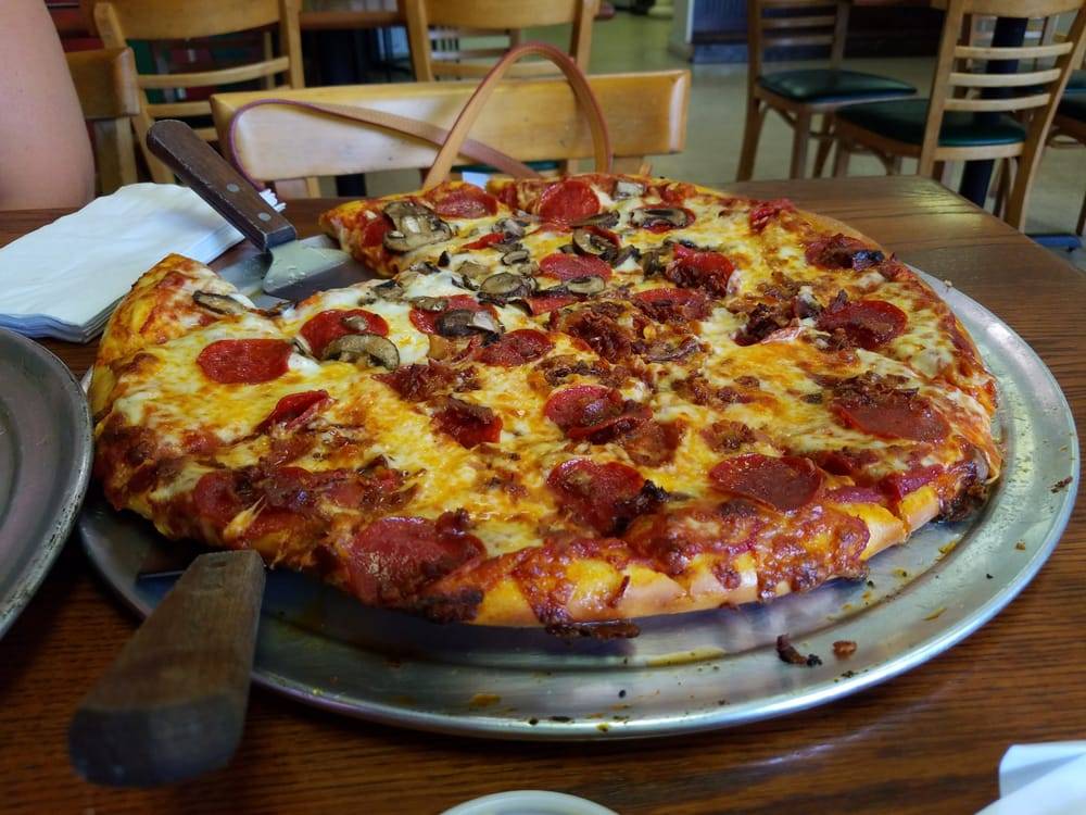 Caudillios Pizza | restaurant | 120 N Walnut St, Rising Sun, IN 47040, USA | 8124384380 OR +1 812-438-4380