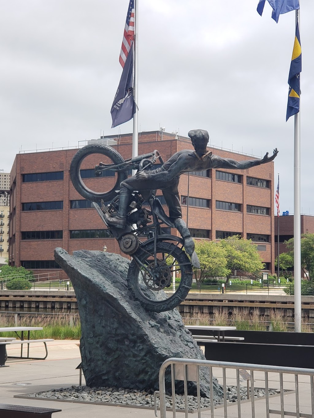 Motor Bar and Restaurant | restaurant | 401 W Canal St, Milwaukee, WI 53203, USA | 4142872778 OR +1 414-287-2778