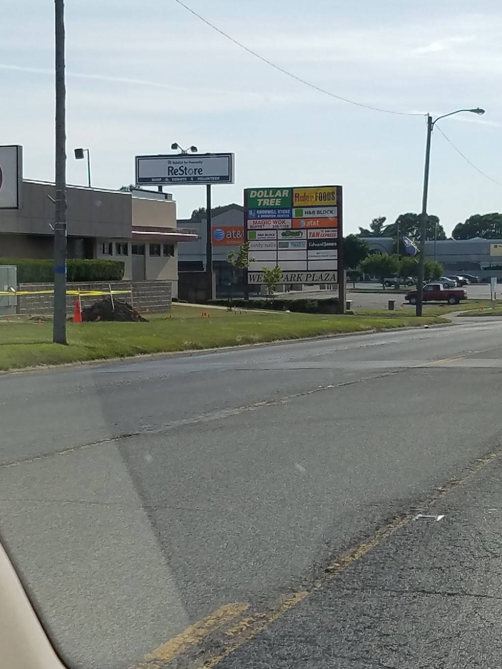 Magic Wok | restaurant | 558 W Lincoln Ave, Charleston, IL 61920, USA | 2173481169 OR +1 217-348-1169