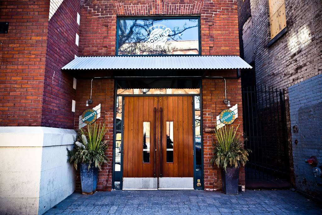 Rodney’s Oyster House | restaurant | 469 King St W, Toronto, ON M5V 1K4, Canada | 4163638105 OR +1 416-363-8105