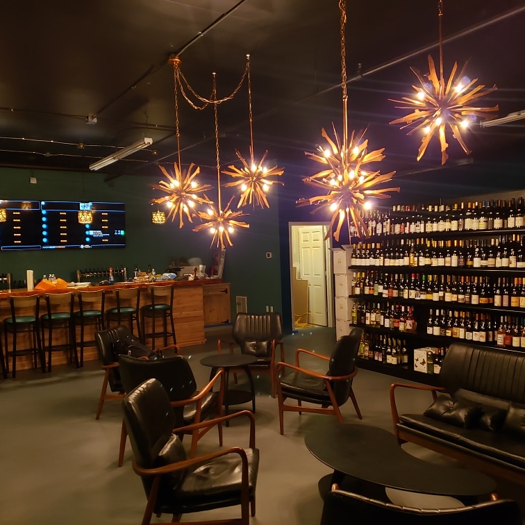 Hop & Vine Bottle Shop & Tap Room | restaurant | 220 S Columbia St, Seaside, OR 97138, USA | 5037175702 OR +1 503-717-5702