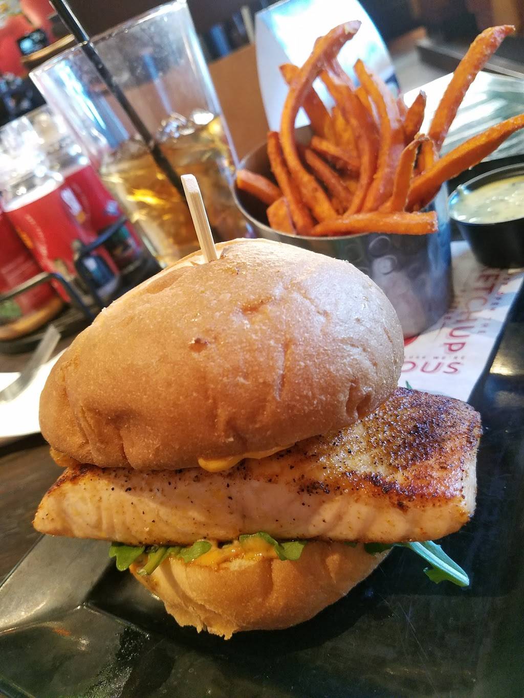 Red Robin Gourmet Burgers and Brews | restaurant | 13800 N Pennsylvania Ave, Oklahoma City, OK 73134, USA | 4057539393 OR +1 405-753-9393