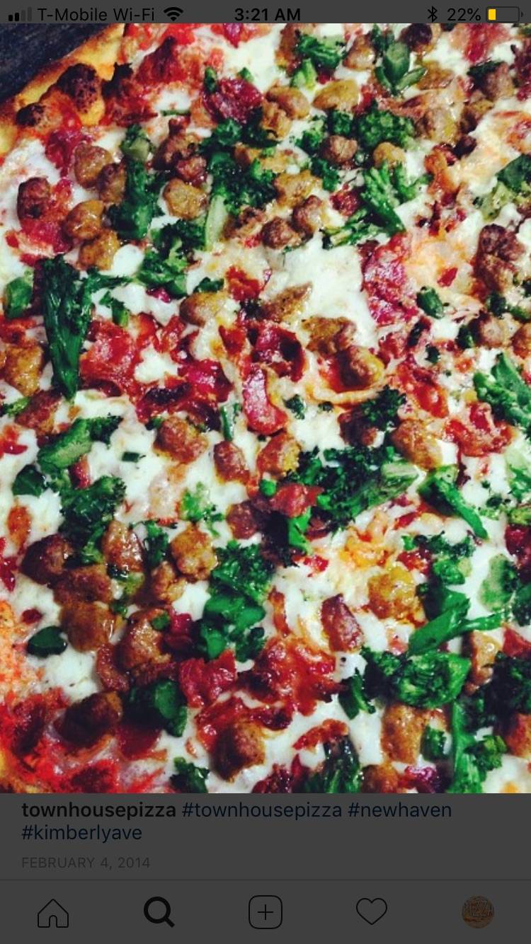 Town House Pizza | meal delivery | 246 Kimberly Ave, New Haven, CT 06519, USA | 2037761155 OR +1 203-776-1155