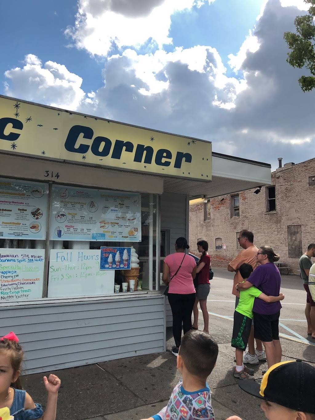 Arctic Corner | restaurant | 314 E Grand River Ave, Lansing, MI 48906, USA | 5172852578 OR +1 517-285-2578
