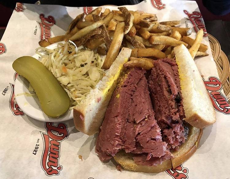 Dunns | restaurant | 11598 Boulevard de Salaberry, Dollard-des-Ormeaux, QC H9B 2R8, Canada | 5144216262 OR +1 514-421-6262