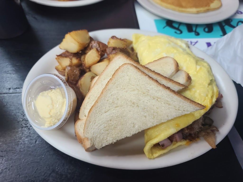 Twisters Shakes and Diner | restaurant | 2200 N Central St, Knoxville, TN 37917, USA | 8654749907 OR +1 865-474-9907