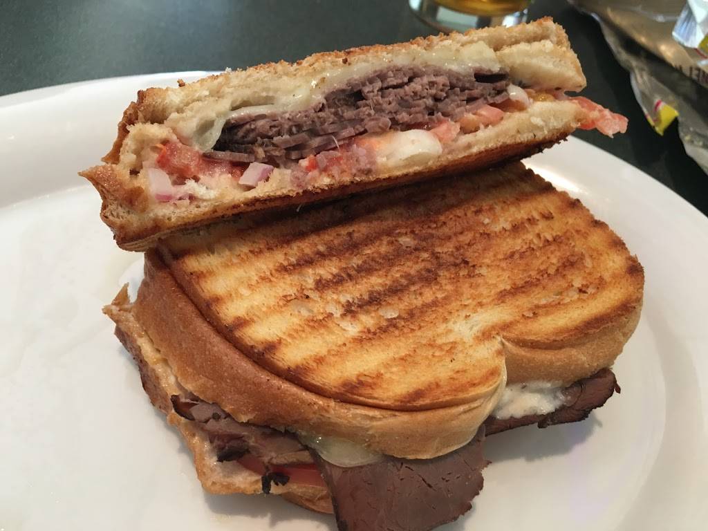 Ques Bar & River Deck | restaurant | 612 Water St, Prairie Du Sac, WI 53578, USA | 6083706033 OR +1 608-370-6033