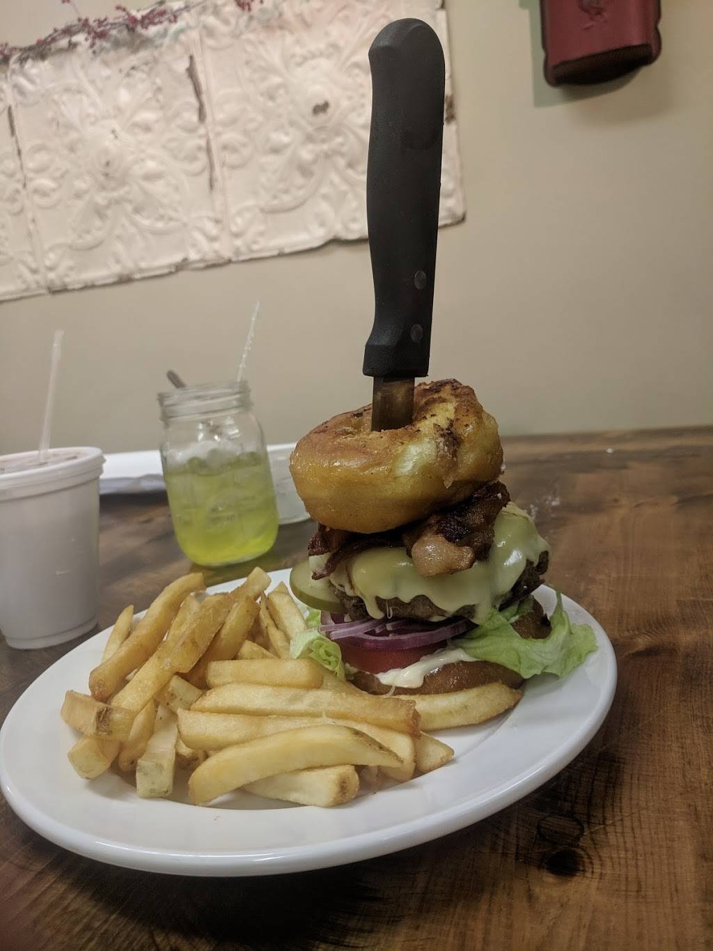 Daniels Girls Farmhouse Restaurant | restaurant | 600 N Central Ave, Connersville, IN 47331, USA | 7658251995 OR +1 765-825-1995