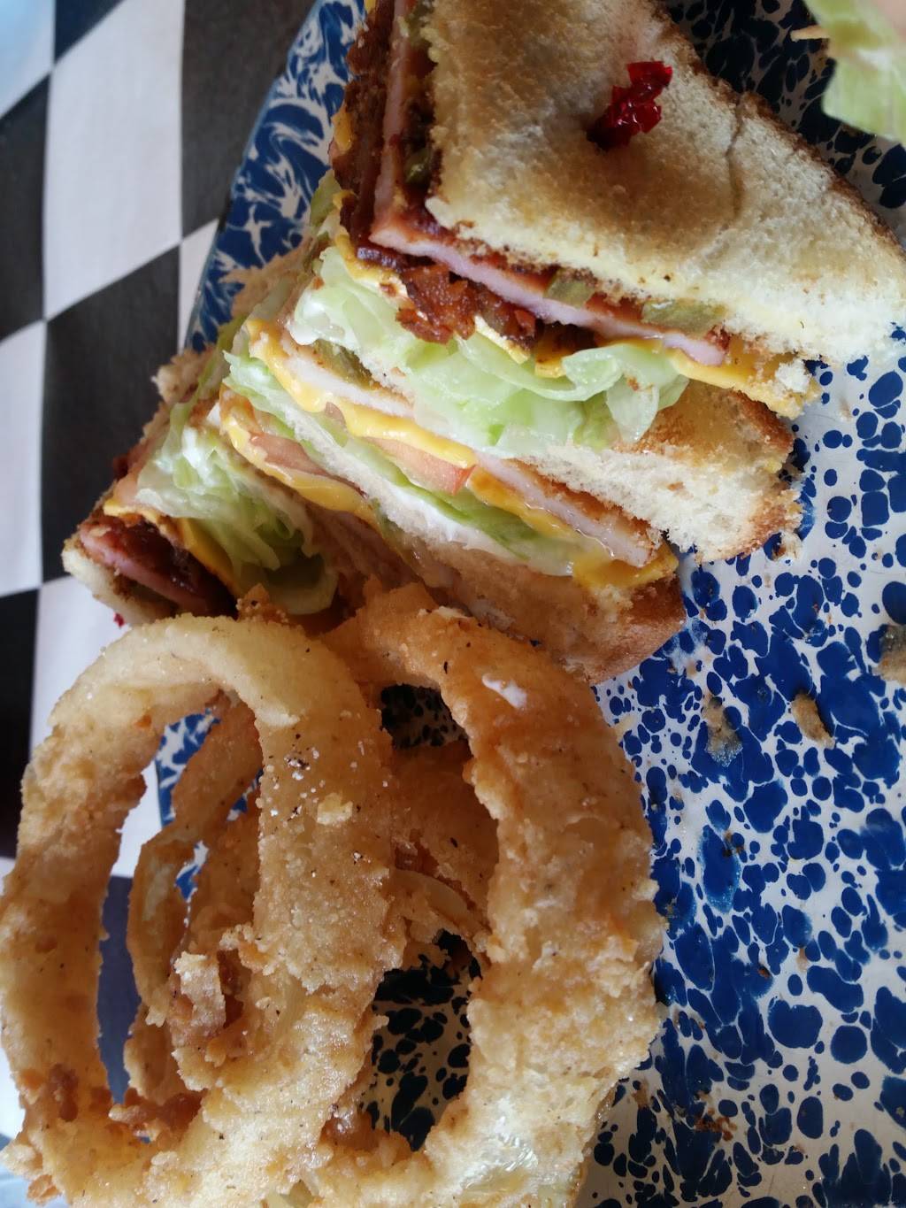 Pattys Restaurant | restaurant | 20630 TN-22, Wildersville, TN 38388, USA | 7319671955 OR +1 731-967-1955