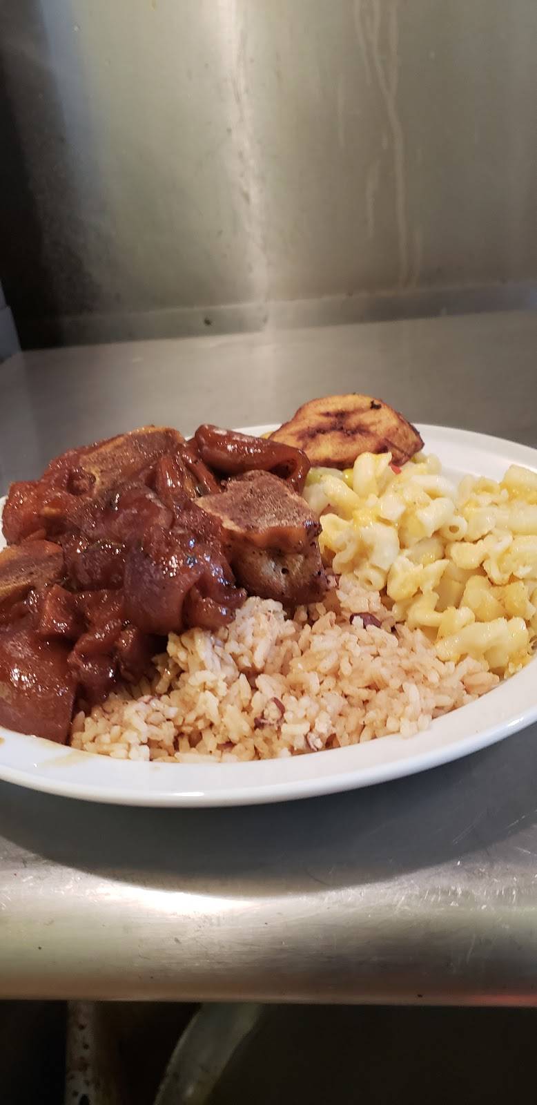 Christines Pot Of Gold | restaurant | 1374 Park Ave, Bridgeport, CT 06604, USA | 2038709551 OR +1 203-870-9551