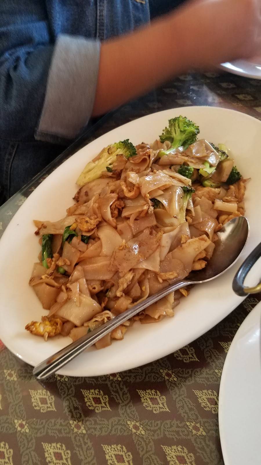 At Bangkok Restaurant | restaurant | 2770 Fletcher Dr, Los Angeles, CA 90039, USA | 3235226880 OR +1 323-522-6880