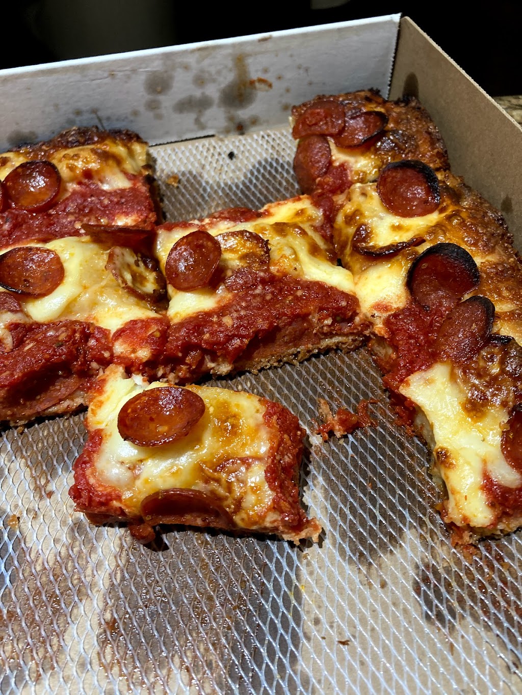 B Square Pizza | meal takeaway | 620 N State St, Chicago, IL 60654, USA | 3126426980 OR +1 312-642-6980