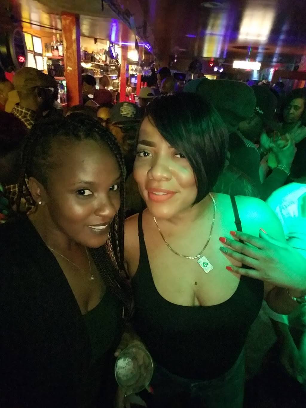 Red Apple BBQ & Lounge | restaurant | 2112 St Clair Ave, East St Louis, IL 62203, USA | 6188572203 OR +1 618-857-2203