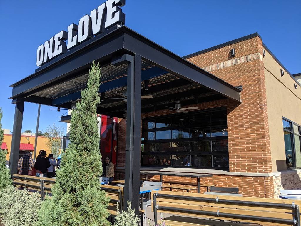 Raising Canes Chicken Fingers | meal takeaway | 701 W Illinois Ave, Dallas, TX 75224, USA | 2149445546 OR +1 214-944-5546