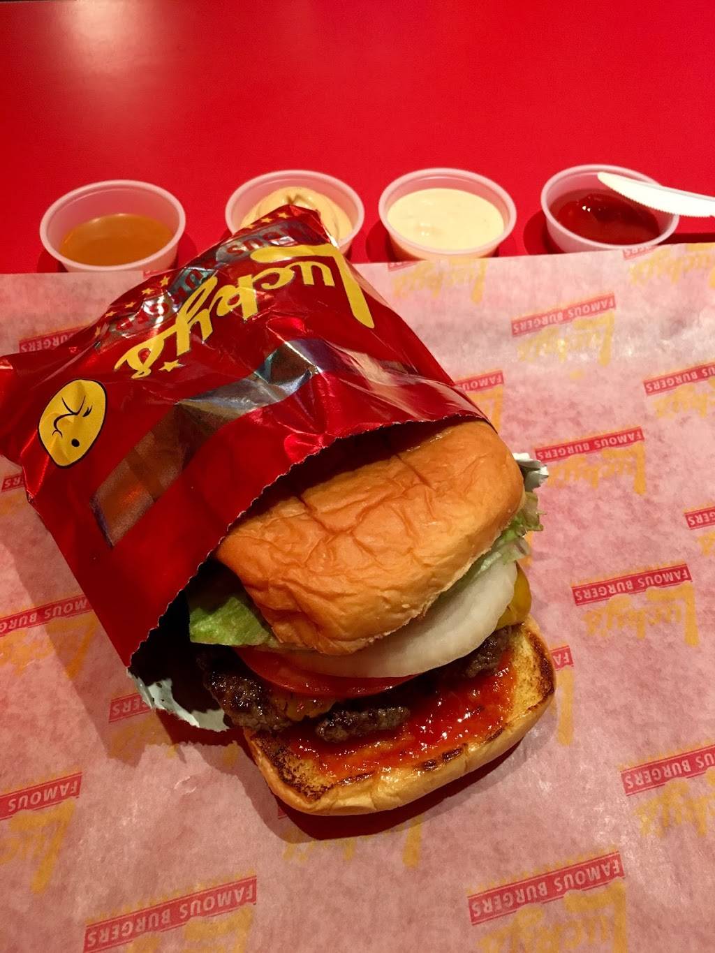 Luckys Famous Burgers | restaurant | 264 W 23rd St, New York, NY 10011, USA | 2122424900 OR +1 212-242-4900