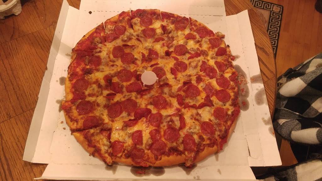 Gianorios Pizza | bakery | 27W193 Geneva Rd, Winfield, IL 60190, USA | 6306656000 OR +1 630-665-6000