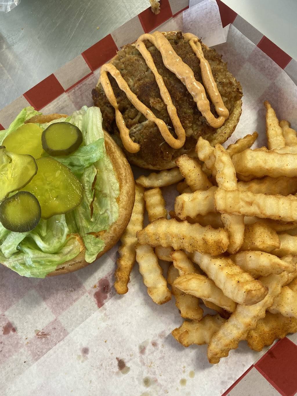 Charlestons | restaurant | 2200 Old Williamsburg Rd, Yorktown, VA 23690, USA | 7578883261 OR +1 757-888-3261