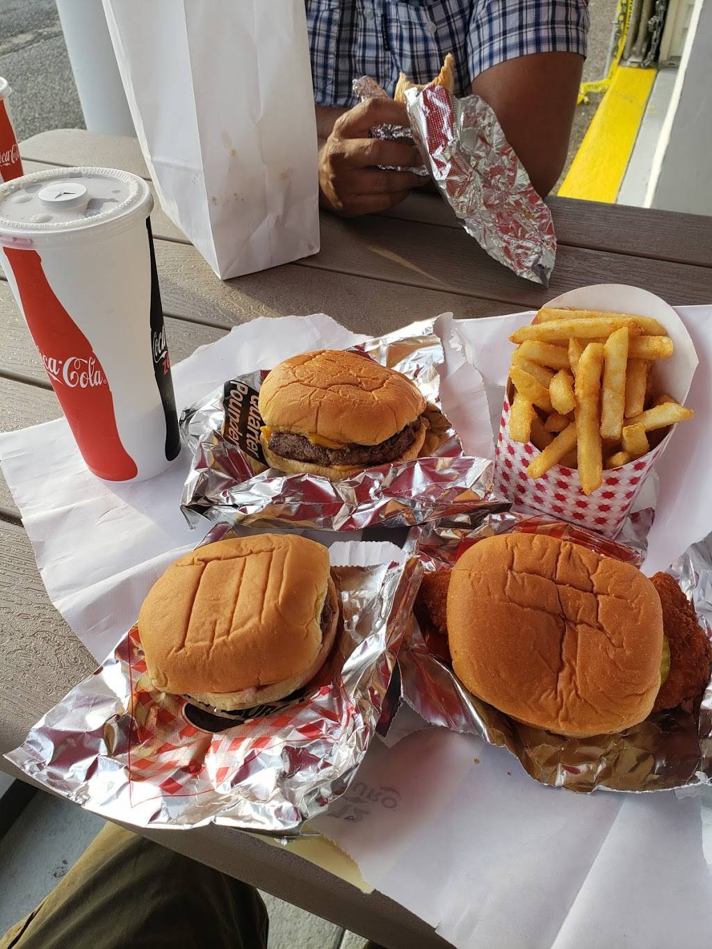 Burger City | restaurant | 1900 Hempstead Turnpike, East Meadow, NY 11554, USA | 5163853355 OR +1 516-385-3355