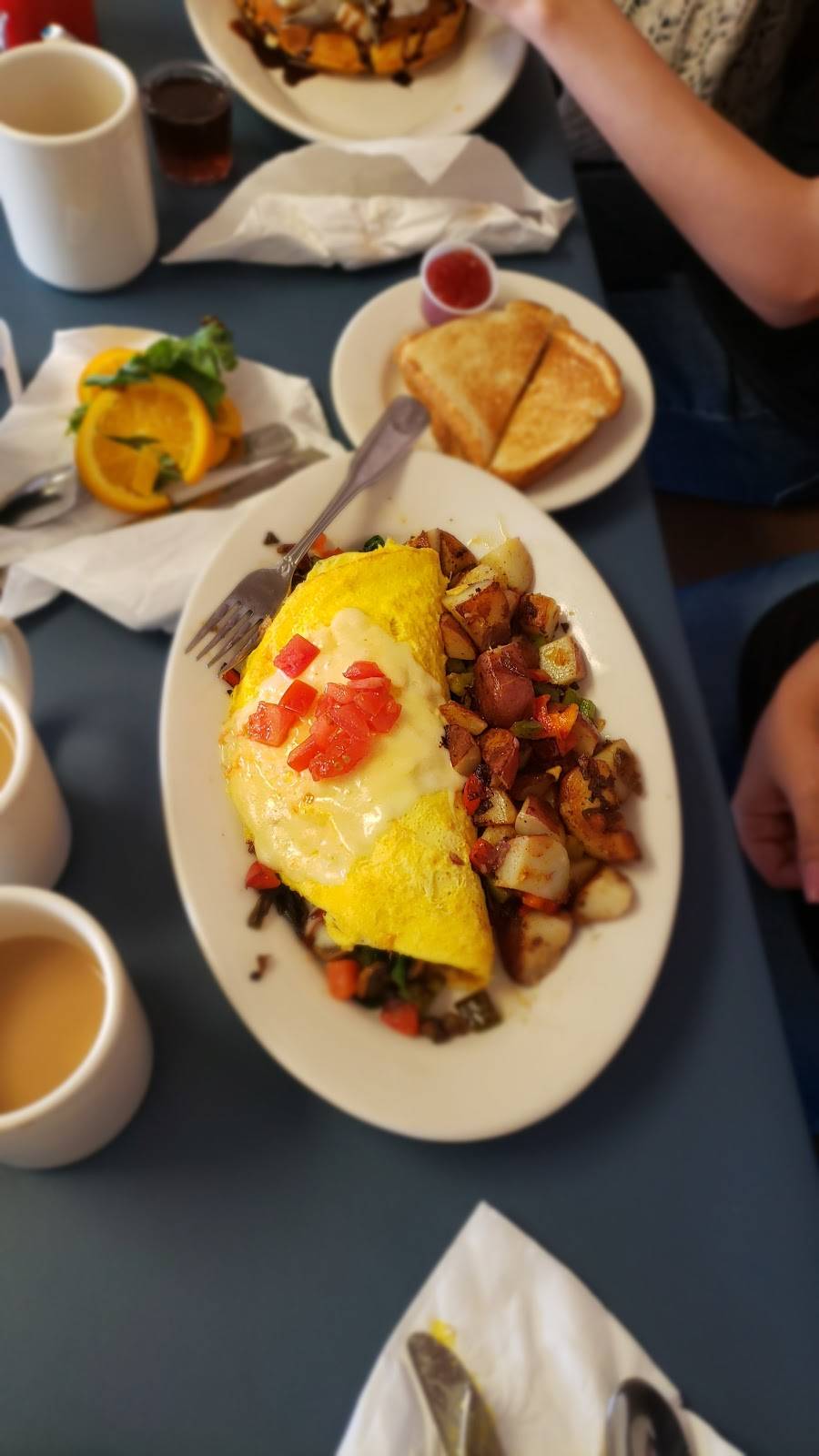 Mama Ks Cafe | restaurant | 733 N Ben Maddox Way, Visalia, CA 93292, USA | 5598025888 OR +1 559-802-5888