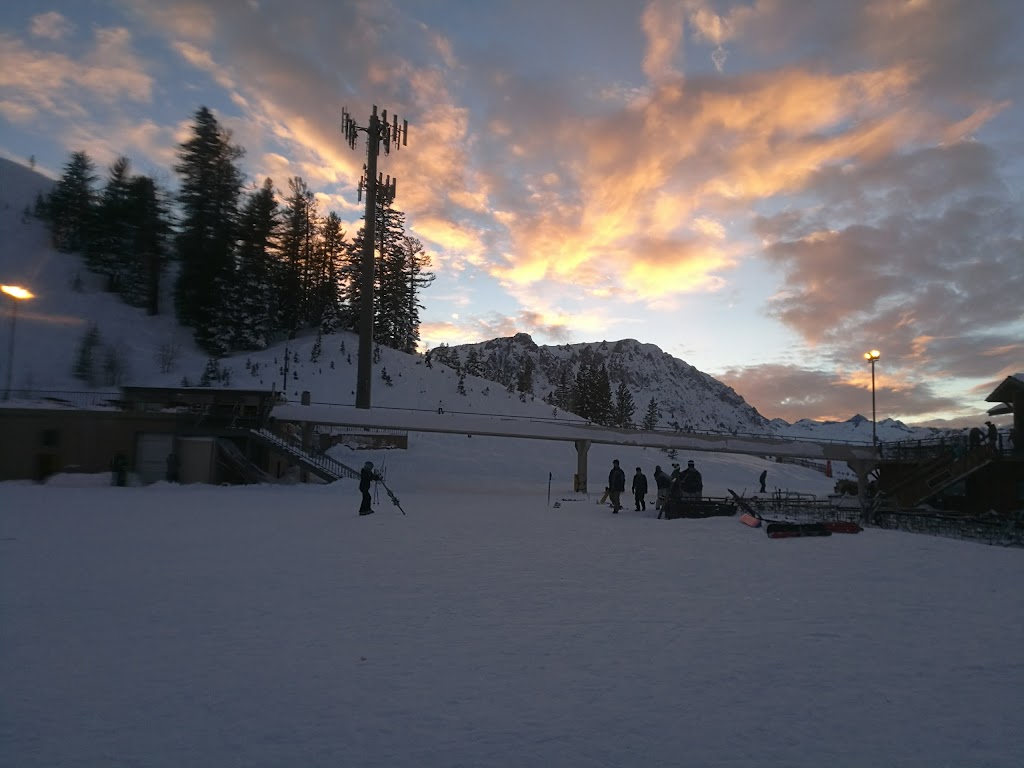 The World Famous Antler Bar | restaurant | June Lake, CA 93529, USA | 7606487733 OR +1 760-648-7733