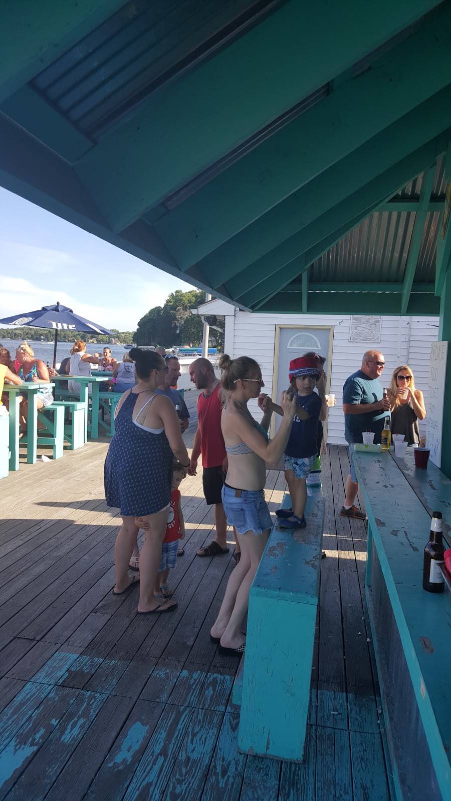 Hidden Point Bar & Grill | restaurant | 112 Lakeview Ave, Fox Lake, IL 60020, USA | 8475873212 OR +1 847-587-3212