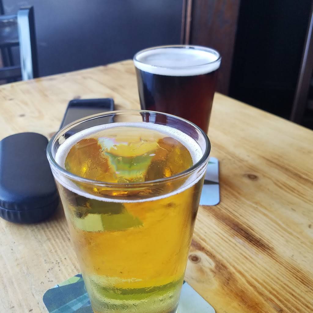 Patrick Js Irish Pub | restaurant | 3052 Twelve Mile Rd, Berkley, MI 48072, USA | 2482683909 OR +1 248-268-3909