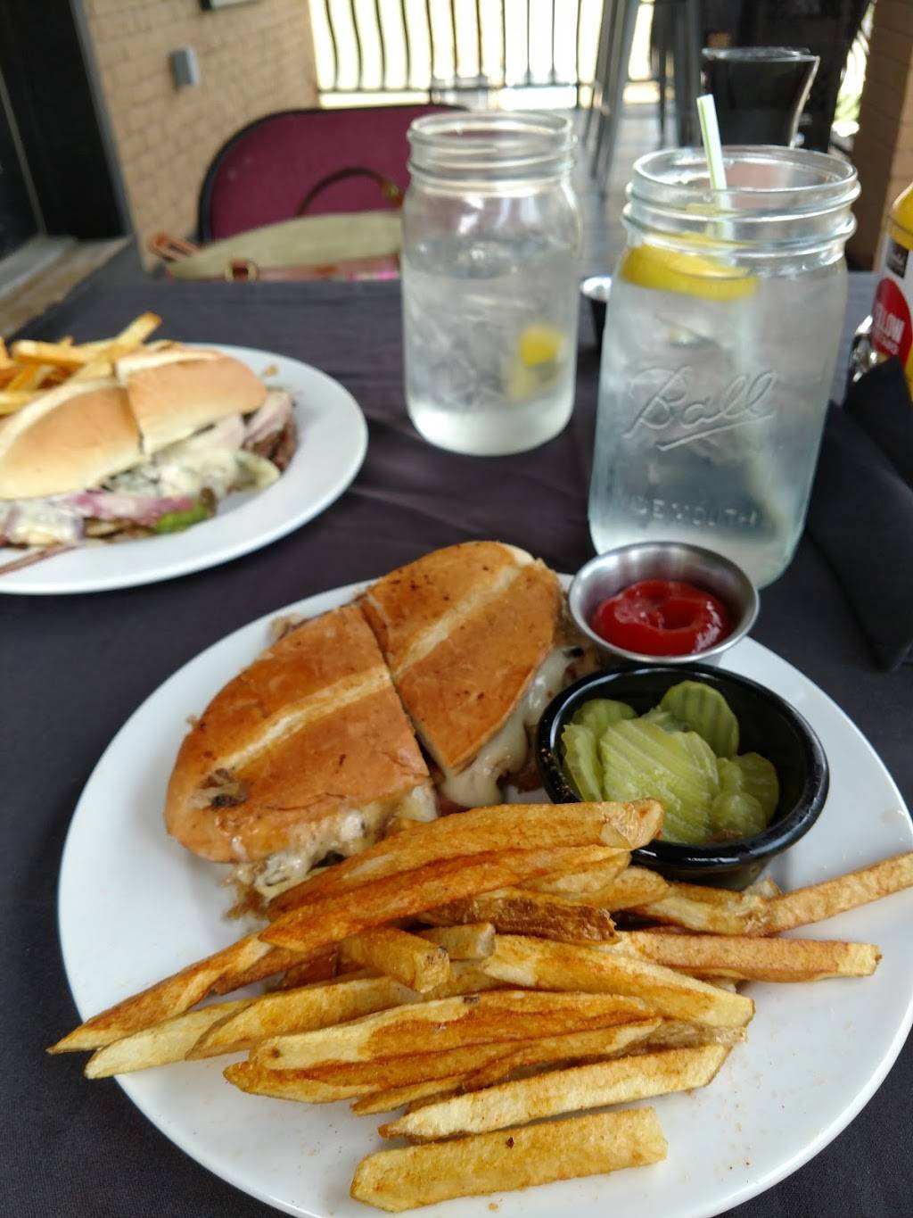 Springfield Carriage | restaurant | 724 E Edwards St, Springfield, IL 62703, USA | 2175721457 OR +1 217-572-1457