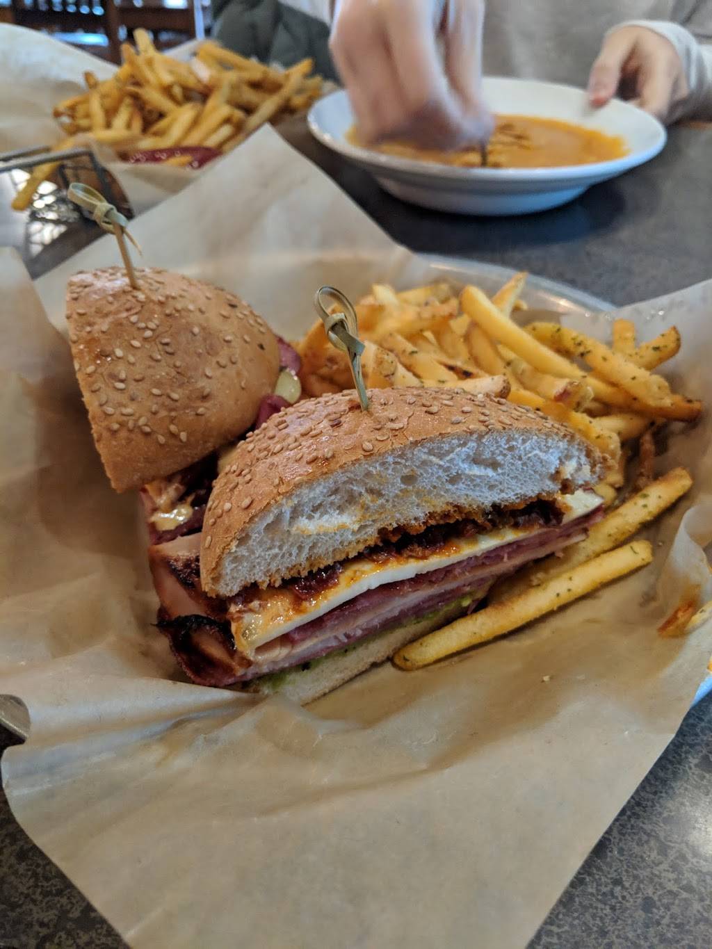 24 Seconds Bar and Grill | restaurant | 3071 Twelve Mile Rd, Berkley, MI 48072, USA | 2483360024 OR +1 248-336-0024