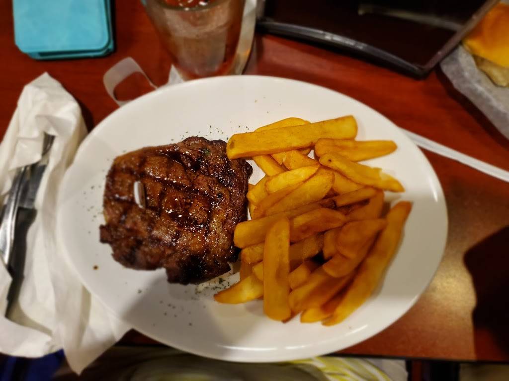 Christophers Steakhouse & Seafood | restaurant | 703 E Broad St, Elizabethtown, NC 28337, USA | 9102476206 OR +1 910-247-6206