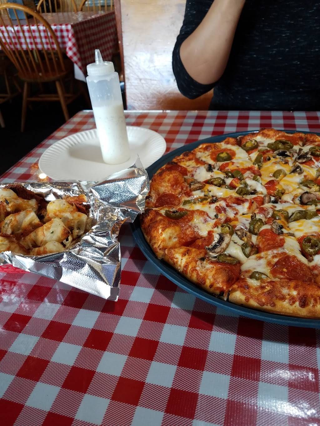 Straw Hat Pizza | restaurant | 1111 W Visalia Rd, Exeter, CA 93221, USA | 5595925111 OR +1 559-592-5111