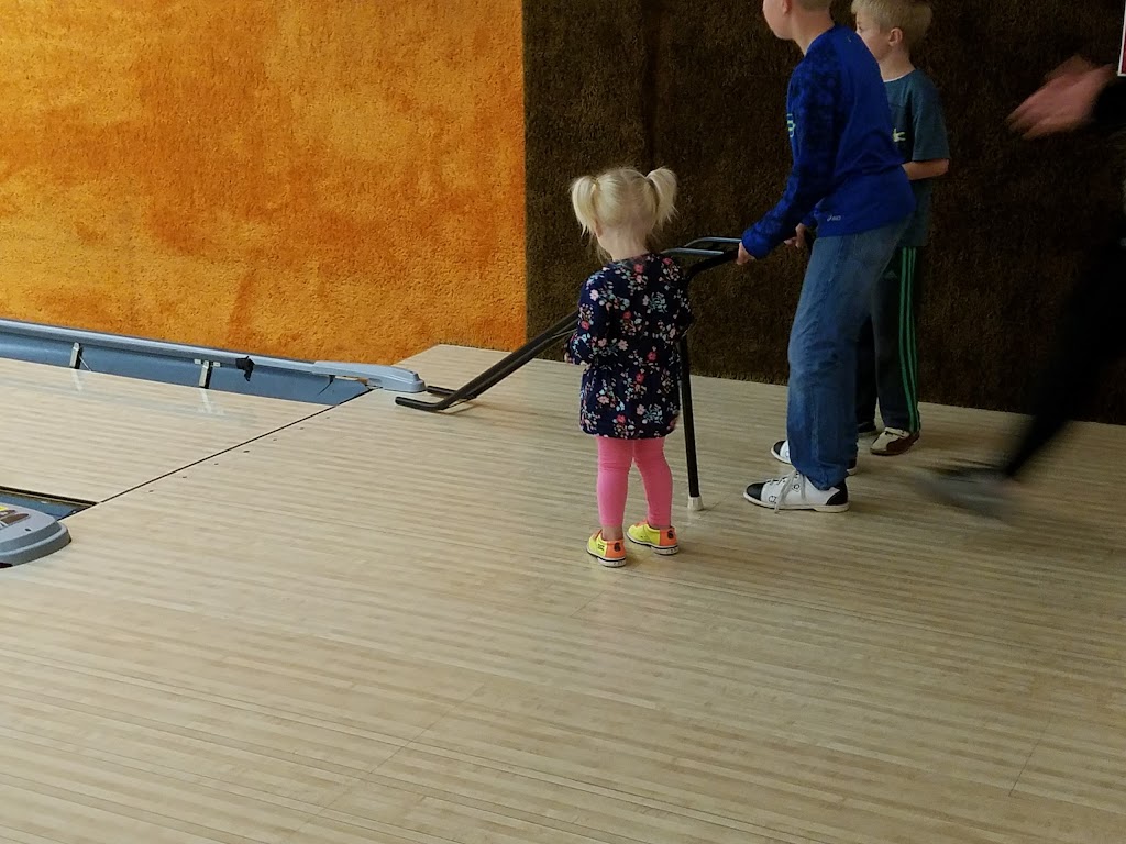 C Zs Bushville Lanes | restaurant | 2280 S, S County Rd P, Luxemburg, WI 54217, USA | 9208636231 OR +1 920-863-6231