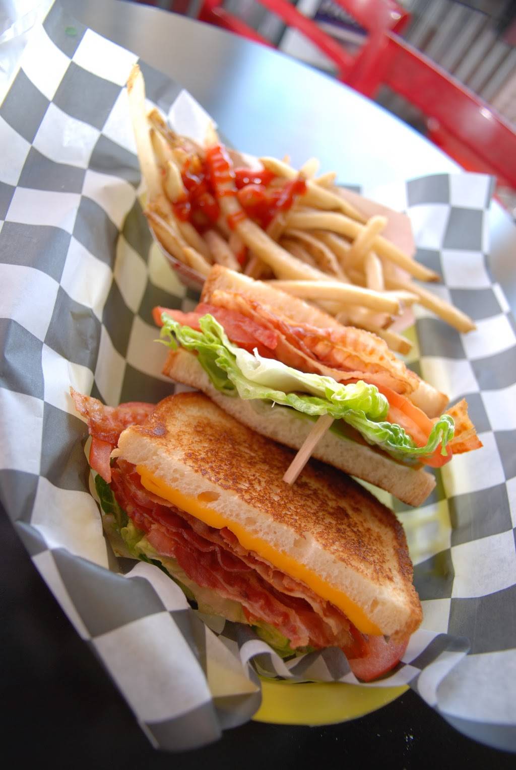 Steves Snappin Dogs | restaurant | 3525 E Colfax Ave, Denver, CO 80206, USA | 3033337627 OR +1 303-333-7627