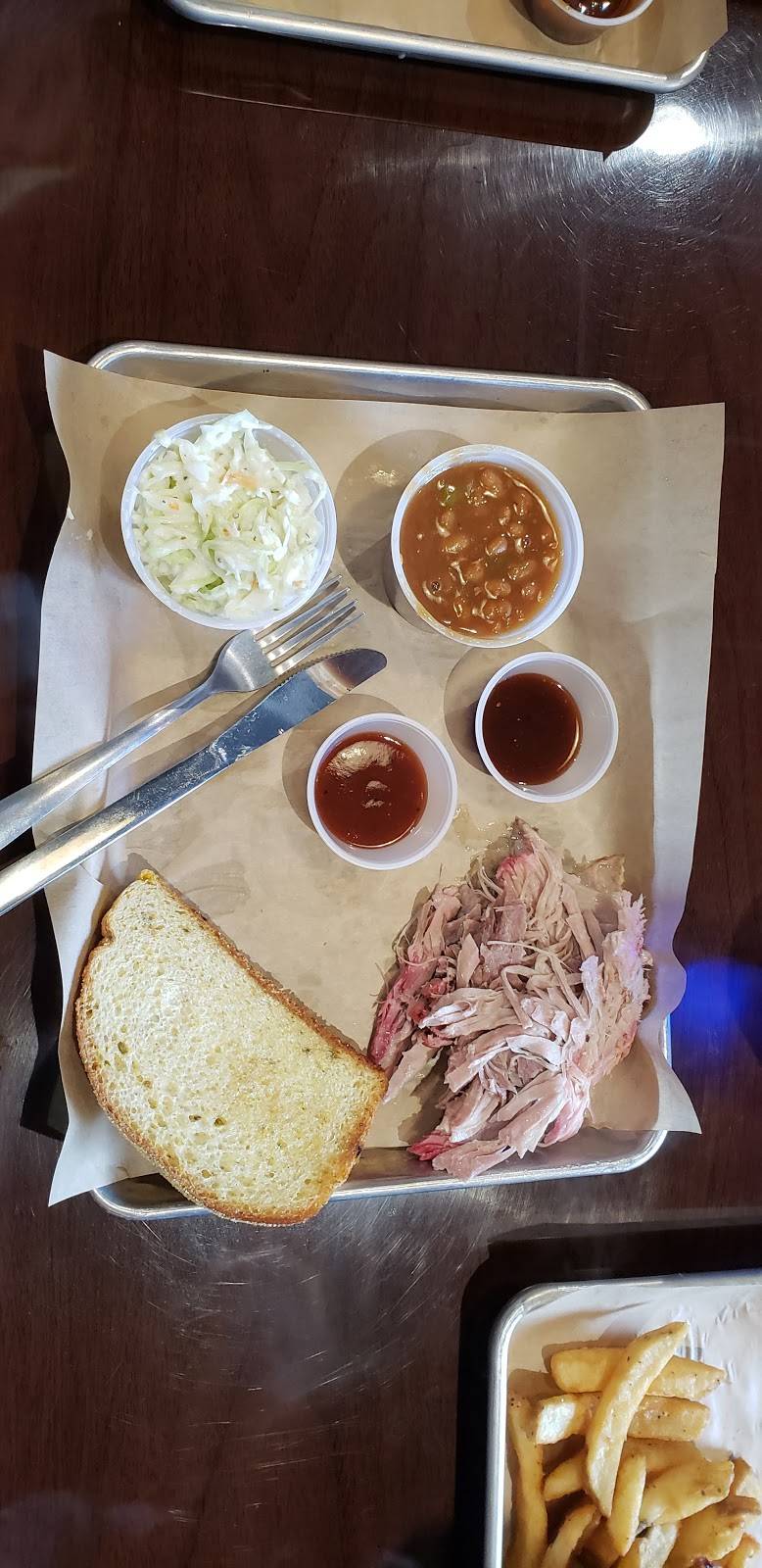 The Wolfs Fixins Barbecue | restaurant | 344 Stoneridge Dr N, Ruckersville, VA 22968, USA | 4349909988 OR +1 434-990-9988