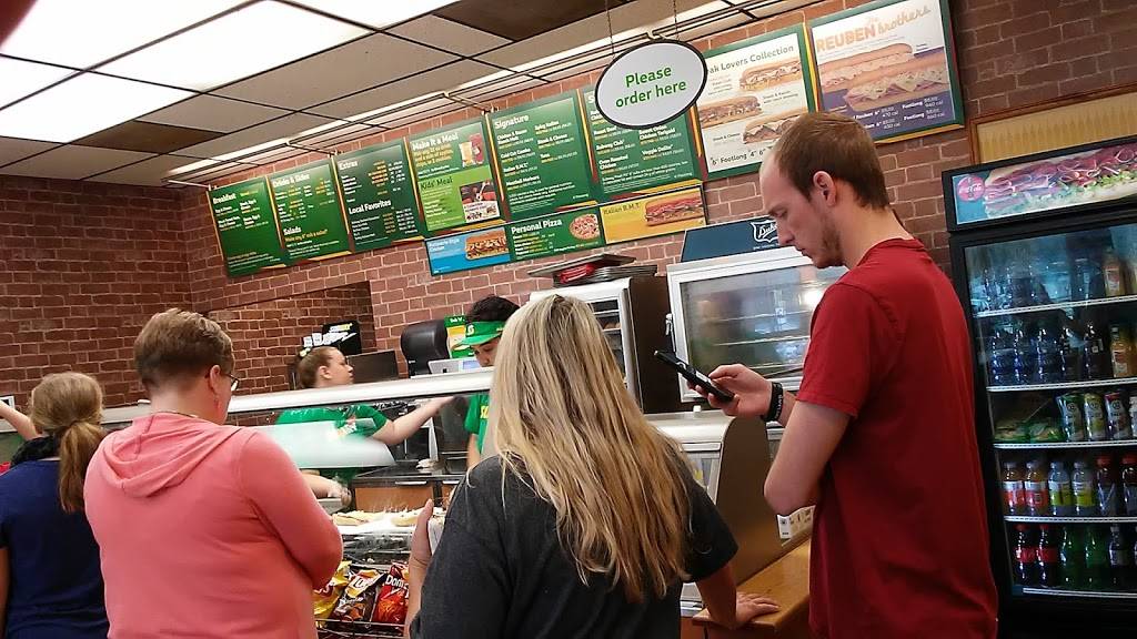 Subway | restaurant | 135 E Bethalto Dr, Bethalto, IL 62010, USA | 6183772450 OR +1 618-377-2450