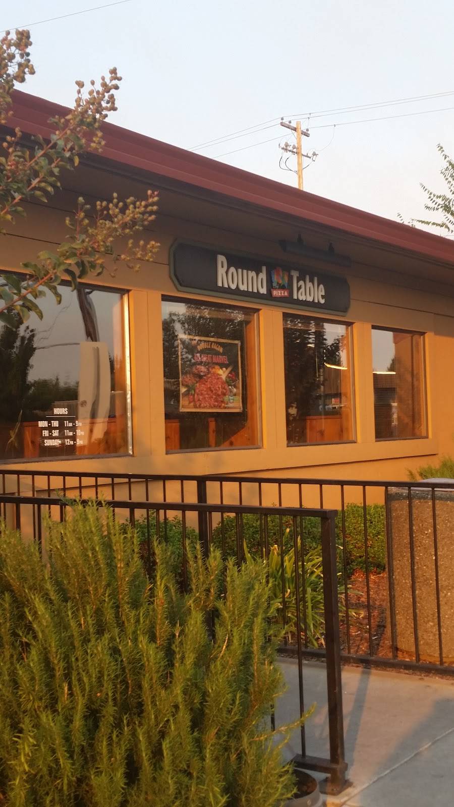 Round Table Pizza | meal delivery | 1351 Healdsburg Ave, Healdsburg, CA 95448, USA | 7074338877 OR +1 707-433-8877