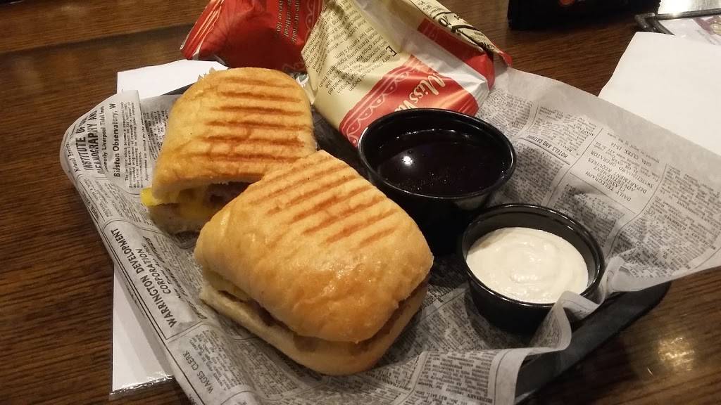 The Brass Tap | restaurant | 901 Houston St, Fort Worth, TX 76102, USA | 8178703838 OR +1 817-870-3838