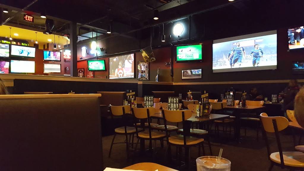 Buffalo Wild Wings | restaurant | 149 N York St, Elmhurst, IL 60126, USA | 6308322999 OR +1 630-832-2999