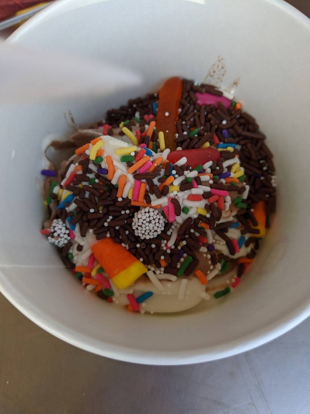 Snofari Frozen Yogurt | restaurant | 1352 Madonna Rd, San Luis Obispo, CA 93405, USA | 8057870190 OR +1 805-787-0190