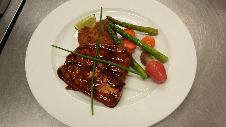 Crossroads Restaurant and Bar | restaurant | 751 Christina St N, Point Edward, ON N7V 1X5, Canada | 5193441157 OR +1 519-344-1157